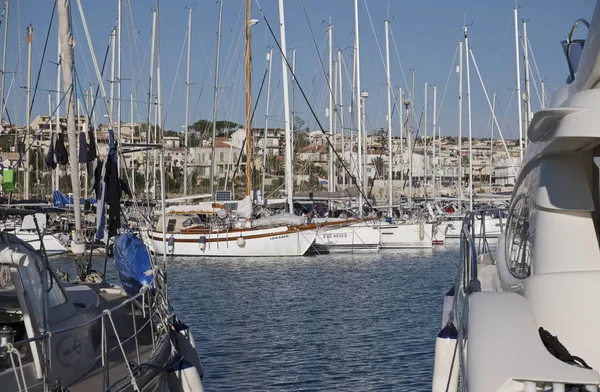 イタリア、シチリア島、地中海、マリーナ ディ ラグーザ。2016 年 12 月 1 日、高級ヨットのポート - 社説 — ストック写真