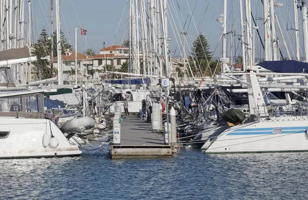 Italië, Sicilië, Middellandse Zee, Marina di Ragusa; 1 December 2016, jachten luxe in de haven - redactie — Stockfoto