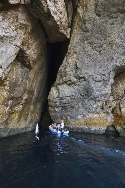 Malta, Insel Gozo, ein Fischerboot, das in die Dwejra-Lagune einfährt — Stockfoto