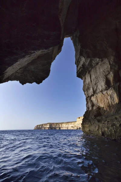 Malta, Isola di Gozo, veduta della costa rocciosa dell'isola a Dwejra — Foto Stock