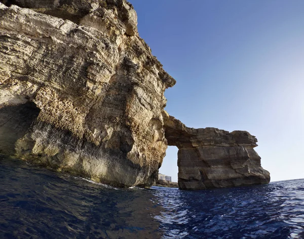 Malte, île Gozo, vue sur le littoral rocheux de l'île à Dwejra — Photo