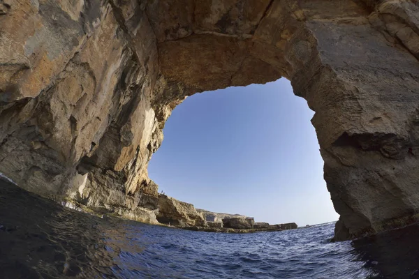 Malta, gozo island, utsikt över den steniga kusten av ön vid dwejra — Stockfoto
