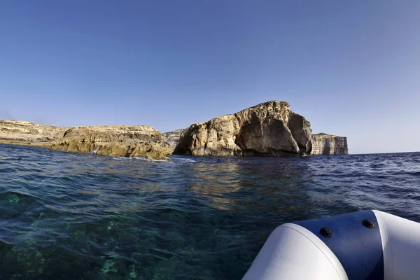 马耳他戈佐岛、 杜埃在岛屿的海岸线岩石的视图 — 图库照片