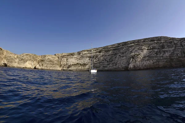 Malta, Isla Gozo, vista de la costa rocosa de la isla en Dwejra — Foto de Stock