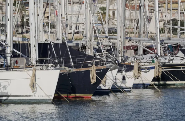 Italie, Sicile, Méditerranée, Marina di Ragusa ; 1 Décembre 2016, yachts de luxe dans le port - EDITORIAL — Photo