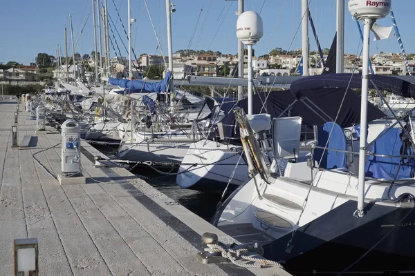 Italien, Sicilien, Medelhavet, Marina di Ragusa; 1 December 2016, segelbåtar lyxiga i hamnen - ledare — Stockfoto