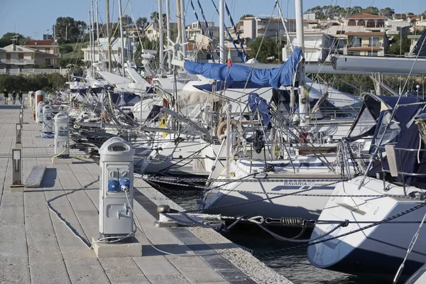 Itália, Sicília, Mar Mediterrâneo, Marina di Ragusa; 1 Dezembro 2016, iates de luxo no porto - EDITORIAL — Fotografia de Stock