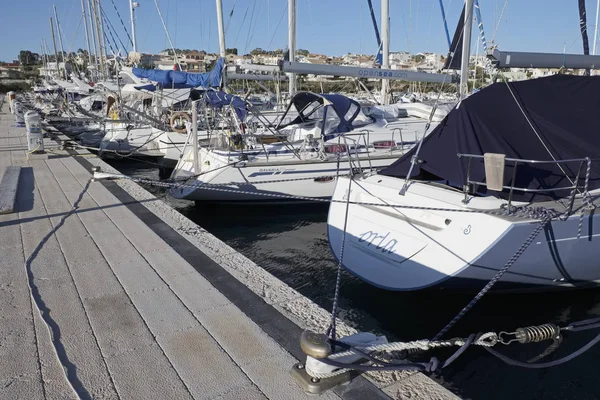 Италия, Сицилия, Средиземное море, Marina di Ragusa; 1 декабря 2016, роскошные яхты в порту - EDITORIAL — стоковое фото