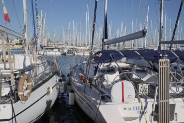 İtalya, Sicilya, Akdeniz, Marina di Ragusa; 1 Aralık 2016, Lüks Yatlar port - Editörden