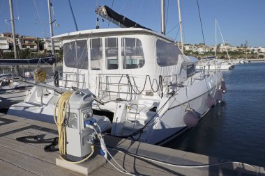 İtalya, Sicilya, Akdeniz, Marina di Ragusa; 1 Aralık 2016, Lüks Yatlar port - Editörden