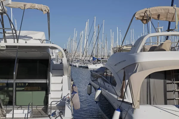 Itálie, Sicílie, Středozemní moře, Marina di Ragusa; 1. prosince 2016, luxusní jachty v přístavu - Editorial — Stock fotografie