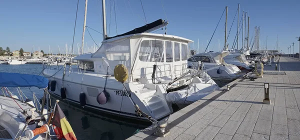 Itália, Sicília, Mar Mediterrâneo, Marina di Ragusa; 1 Dezembro 2016, iates de luxo no porto - EDITORIAL — Fotografia de Stock