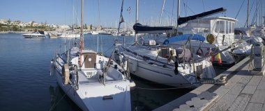 İtalya, Sicilya, Akdeniz, Marina di Ragusa; 1 Aralık 2016, Lüks Yatlar port - Editörden