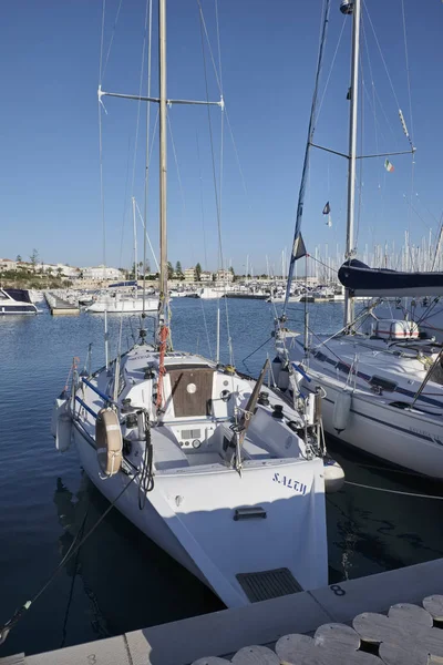 Włochy, Sycylia, Morze Śródziemne, Marina di Ragusa; 1 grudnia 2016 r., luksusowe jachty w porcie - Redakcja — Zdjęcie stockowe