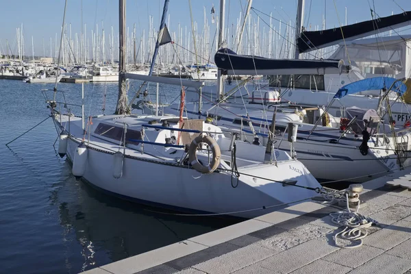 Itália, Sicília, Mar Mediterrâneo, Marina di Ragusa; 1 Dezembro 2016, iates de luxo no porto - EDITORIAL — Fotografia de Stock