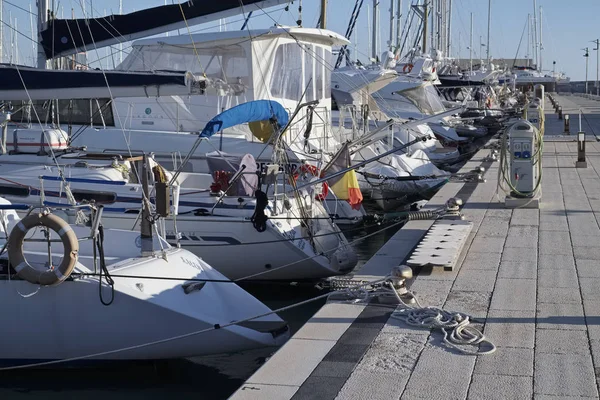 Itália, Sicília, Mar Mediterrâneo, Marina di Ragusa; 1 Dezembro 2016, iates de luxo no porto - EDITORIAL — Fotografia de Stock