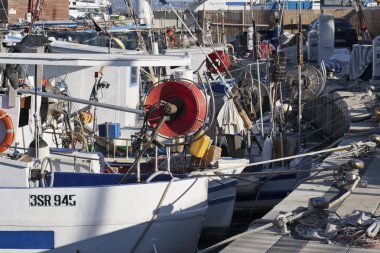İtalya, Sicilya, Akdeniz, Marina di Ragusa; 1 Aralık 2016, ahşap balıkçı tekneleri limanda - Editörden