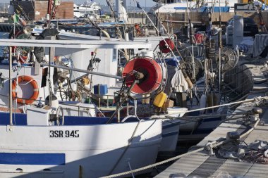 İtalya, Sicilya, Akdeniz, Marina di Ragusa; 1 Aralık 2016, ahşap balıkçı tekneleri limanda - Editörden