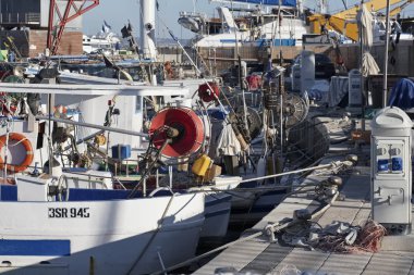 İtalya, Sicilya, Akdeniz, Marina di Ragusa; 1 Aralık 2016, ahşap balıkçı tekneleri limanda - Editörden