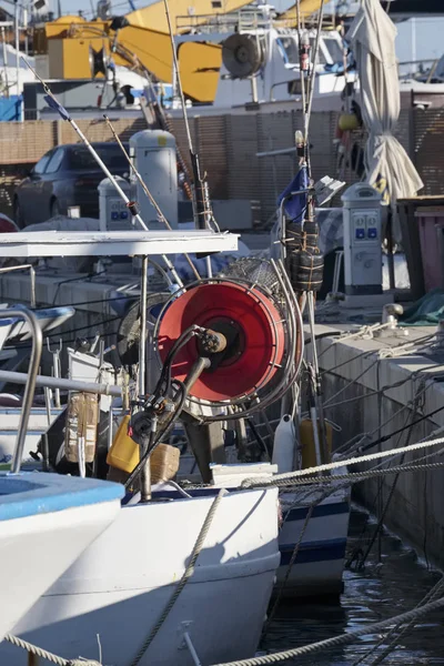 Itália, Sicília, Mar Mediterrâneo, Marina di Ragusa; 1 de dezembro de 2016, barcos de pesca de madeira no porto - EDITORIAL — Fotografia de Stock