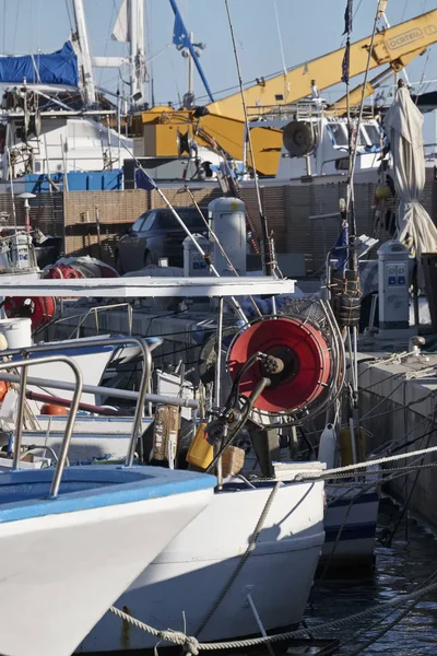 Italien, Sicilien, Medelhavet, Marina di Ragusa; 1 December 2016, trä fiskebåtarna i hamnen - ledare — Stockfoto