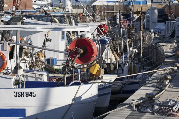 Itália, Sicília, Mar Mediterrâneo, Marina di Ragusa; 1 de dezembro de 2016, barcos de pesca de madeira no porto - EDITORIAL — Fotografia de Stock