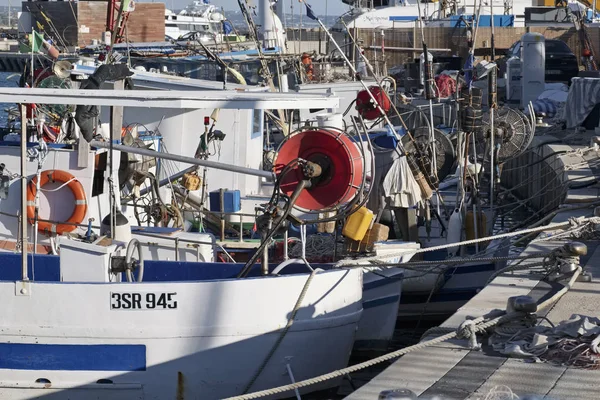 Itália, Sicília, Mar Mediterrâneo, Marina di Ragusa; 1 de dezembro de 2016, barcos de pesca de madeira no porto - EDITORIAL — Fotografia de Stock