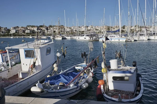 イタリア、シチリア島、地中海、マリーナ ディ ラグーザ。2016 年 12 月 1 日、木造漁船、ポート - 社説の高級ヨット — ストック写真