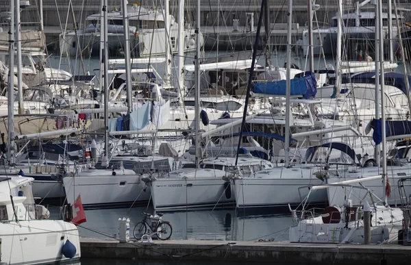 Włochy, Sycylia, Morze Śródziemne, Marina di Ragusa; 9 grudnia 2016 r., luksusowe jachty w porcie - Redakcja — Zdjęcie stockowe