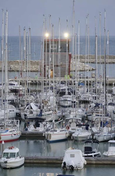 Italia, Sicilia, Mar Mediterráneo, Marina di Ragusa; 9 Diciembre 2016, barcos y yates de lujo en el puerto al atardecer - EDITORIAL —  Fotos de Stock
