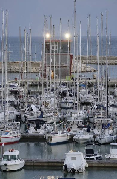 Itália, Sicília, Mar Mediterrâneo, Marina di Ragusa; 9 Dezembro 2016, barcos e iates de luxo no porto ao pôr do sol - EDITORIAL — Fotografia de Stock