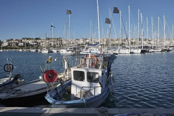 Италия, Сицилия, Средиземное море, Marina di Ragusa; 1 декабря 2016, деревянные рыболовные лодки и роскошные яхты в порту - РЕДАКЦИЯ — стоковое фото