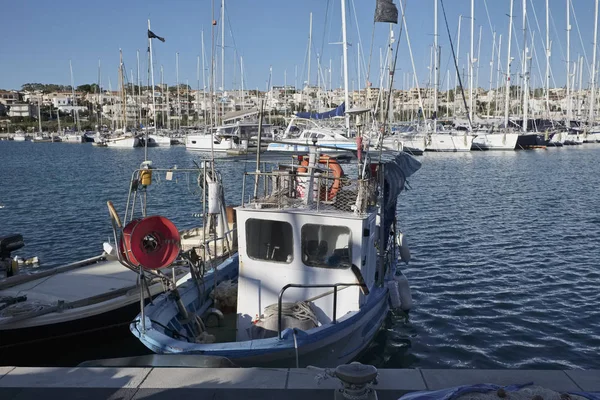 Italia, Sicilia, Mar Mediterráneo, Marina di Ragusa; 1 de diciembre de 2016, barcos pesqueros de madera y yates de lujo en el puerto - EDITORIAL — Foto de Stock