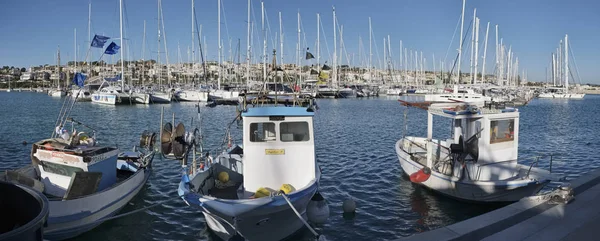 Italia, Sicilia, Mar Mediterraneo, Marina di Ragusa; 1 dicembre 2016, barche da pesca in legno e yacht di lusso nel porto - EDITORIALE — Foto Stock