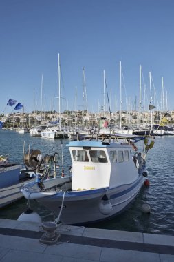 İtalya, Sicilya, Akdeniz, Marina di Ragusa; 1 Aralık 2016, ahşap balıkçı tekneleri ve Lüks Yatlar Port - Editörden