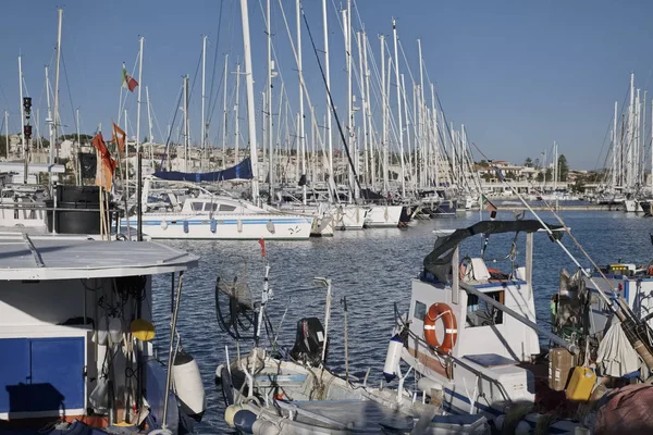 イタリア、シチリア島、地中海、マリーナ ディ ラグーザ。2016 年 12 月 1 日、木造漁船、ポート - 社説の高級ヨット — ストック写真