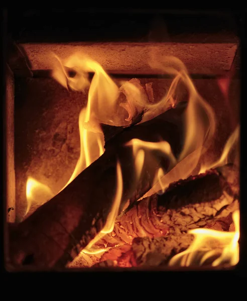 Brandhout branden in een kachel — Stockfoto