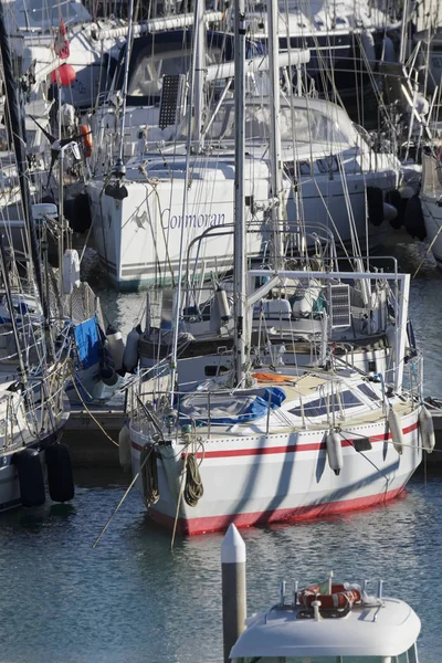 Itália, Sicília, Mar Mediterrâneo, Marina di Ragusa; 11 de dezembro de 2016, veleiros no porto - EDITORIAL — Fotografia de Stock