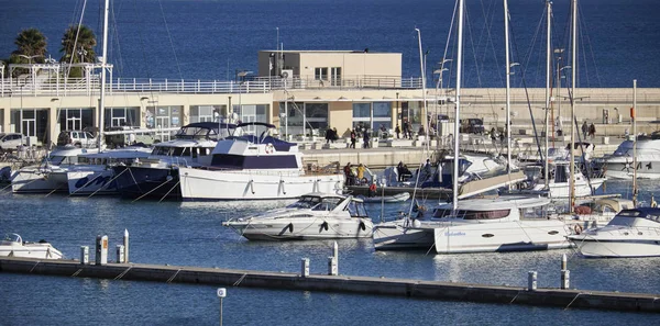 Italie, Sicile, Méditerranée, Marina di Ragusa ; 11 Décembre 2016, bateaux et yachts de luxe dans le port - EDITORIAL — Photo