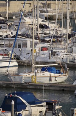 İtalya, Sicilya, Akdeniz, Marina di Ragusa; 13 Aralık 2016, tekneler ve Lüks Yatlar port - Editörden
