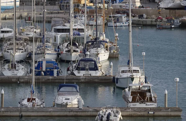 Italien, Sicilien, Medelhavet, Marina di Ragusa; 13 December 2016, segelbåtar båtar och lyxiga i hamnen - ledare — Stockfoto