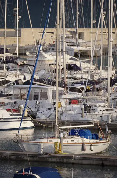 Italia, Sicilia, Mar Mediterráneo, Marina di Ragusa; 13 Diciembre 2016, barcos y yates de lujo en el puerto - EDITORIAL — Foto de Stock