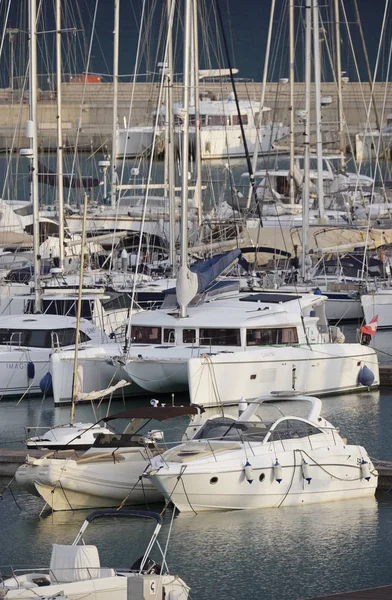 Italien, Sizilien, Mittelmeer, Marina di Ragusa; 13. Dezember 2016, Boote und Luxusyachten im Hafen - Leitartikel — Stockfoto