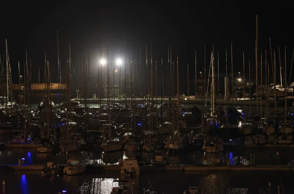 Италия, Сицилия, Средиземное море, Marina di Ragusa; лодки и роскошные яхты в порту ночью — стоковое фото