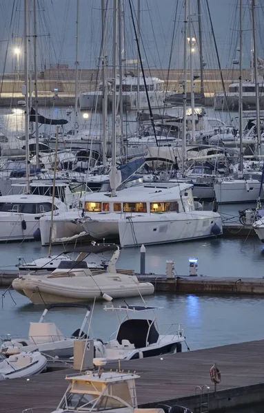 İtalya, Sicilya, Akdeniz, Marina di Ragusa; 7 Kasım 2016, tekneler ve Lüks Yatlar liman günbatımında - Editörden