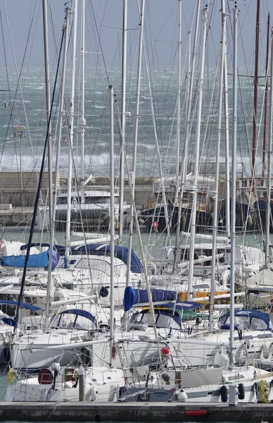 Италия, Сицилия, Средиземное море, Marina di Ragusa; 17 декабря 2016, роскошные яхты в порту - EDITORIAL — стоковое фото