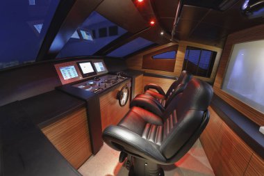 İtalya, Toskana, Viareggio, 100' lüks yat, consolle sürüş