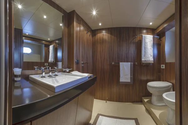 Italie, Viareggio, yacht de luxe 82 ', salle de bain des invités — Photo