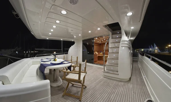 Italia, yacht di lusso, Fiumicino (Roma), yacht di lusso da 65 ', backboard, dinette e scale per il flybridge — Foto Stock