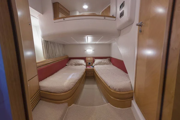 那不勒斯，意大利豪华游艇，客人卧室 — 图库照片